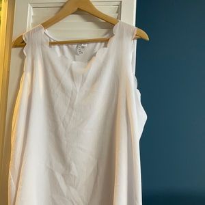 Whit sleeveless blouse
